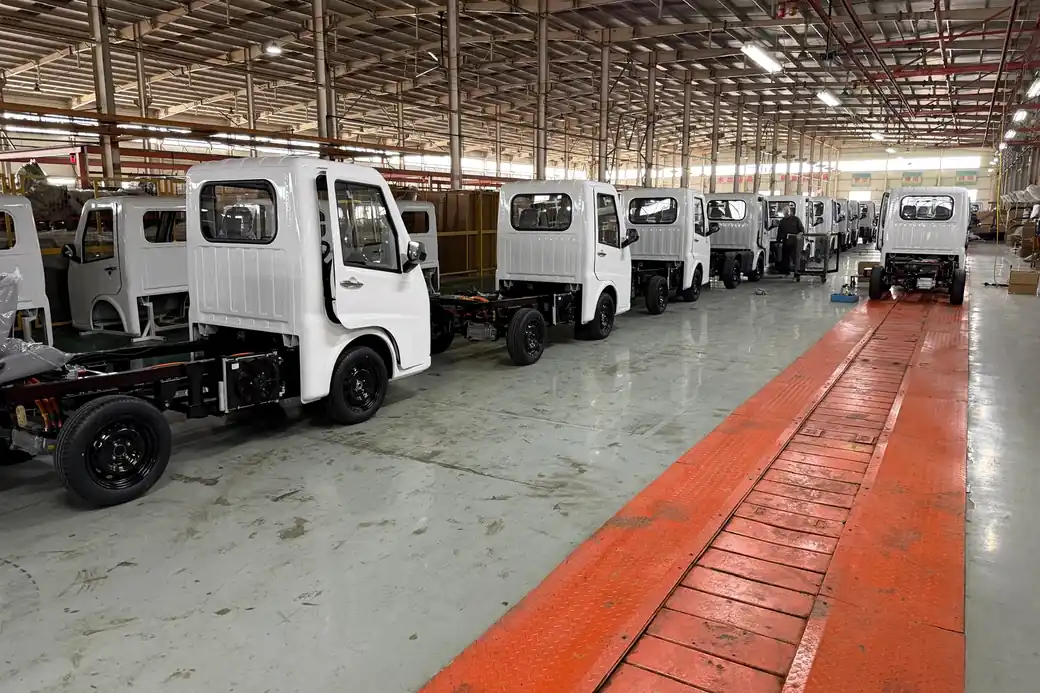Montagelinie mit mehreren TEV-Fahrgestellen im Runhorse-Werk in China